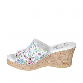 Sabot da donna in pelle bianca stampata multicolor con plateau e zeppa 7 - Misure disponibili: 42 2
