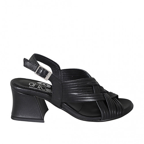 Woman's sandal with crossed straps in...