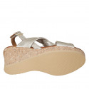 Sandalo da donna con plateau in pelle laminata platino zeppa 7 - Misure disponibili: 32, 33, 34