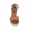 Scarpa aperta da donna con cinturino, zeppa e plateau in pelle color marrone chiaro zeppa 9 - Misure disponibili: 32, 33, 34