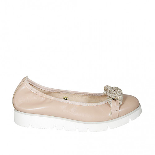 Woman's ballerina shoe with chain in...