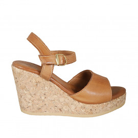 Sandale pour femmes avec courroie et plateforme en cuir cognac talon compensé 9 - Pointures disponibles: 43, 44, 45