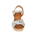 Sandale pour femmes avec courroie, plateau et nœud en cuir platine et argent talon compensé 7 - Pointures disponibles:  33, 42, 43, 44, 45