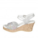 Sandalo da donna in pelle laminata argento e stampata mosaico con cinturino e plateau zeppa 7 - Misure disponibili: 42, 43, 44, 45