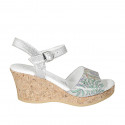 Sandalo da donna in pelle laminata argento e stampata mosaico con cinturino e plateau zeppa 7 - Misure disponibili: 42, 43, 44, 45