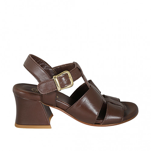 Woman's strap sandal in brown leather...