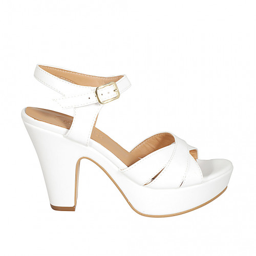 Woman's strap sandal in white leather...
