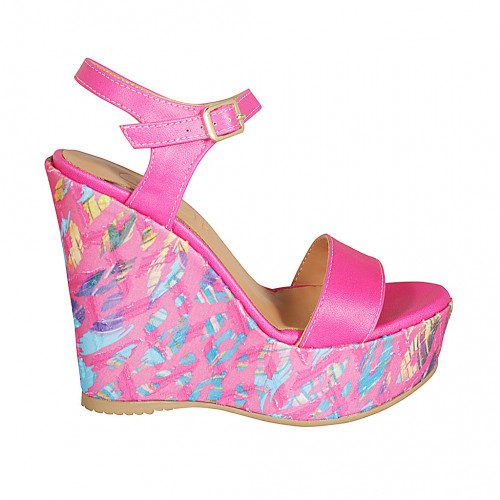 Woman's strap sandal with platform in...