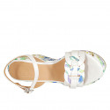 Sandalia para mujer con plataforma y cinturon en piel laminada blanca y multicolor con cuña imprimida multicolor 9 - Tallas disponibles:  32, 43