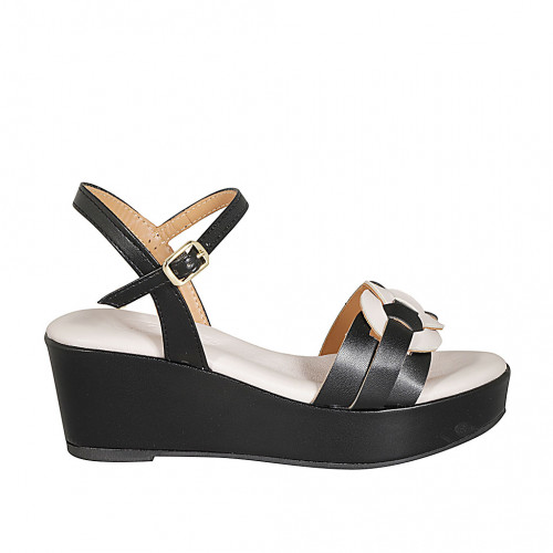 Woman's strap sandal in black and...
