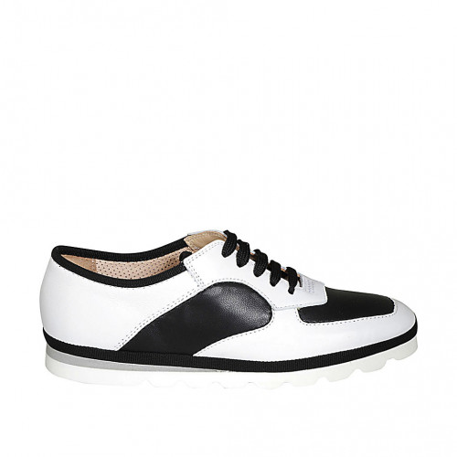 Woman's laced shoe in white and black...