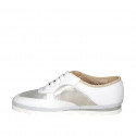 Scarpa stringata da donna in pelle bianca, laminata platino e argento zeppa 2 - Misure disponibili: 44