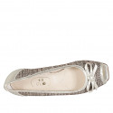 Scarpa aperta in punta con fiocco in pelle laminata platino e tessuto intrecciato multicolor tacco 2 - Misure disponibili: 33, 34, 43, 44, 45, 46
