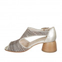 Scarpa aperta in punta con fibbia in pelle laminata platino e tessuto intrecciato multicolor tacco 5 - Misure disponibili: 42, 43, 44, 45, 46