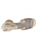 Scarpa aperta in punta con fibbia in pelle laminata platino e tessuto intrecciato multicolor tacco 5 - Misure disponibili: 42, 43, 44, 45, 46