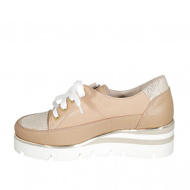 Chaussure pour femmes à lacets avec fermeture éclair en cuir beis y imprimé lamé platine talon compensé 4 - Pointures disponibles:  42, 43, 44 2