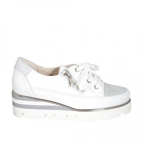 Chaussure pour femmes à lacets avec fermeture éclair en cuir blanc y imprimé lamé argent talon compensé 4 - Pointures disponibles:  42, 45, 46