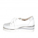 Scarpa stringata con cerniera in pelle bianca e pelle stampata laminata argento zeppa 4 - Misure disponibili: 42
