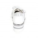 Scarpa stringata con cerniera in pelle bianca e pelle stampata laminata argento zeppa 4 - Misure disponibili: 42