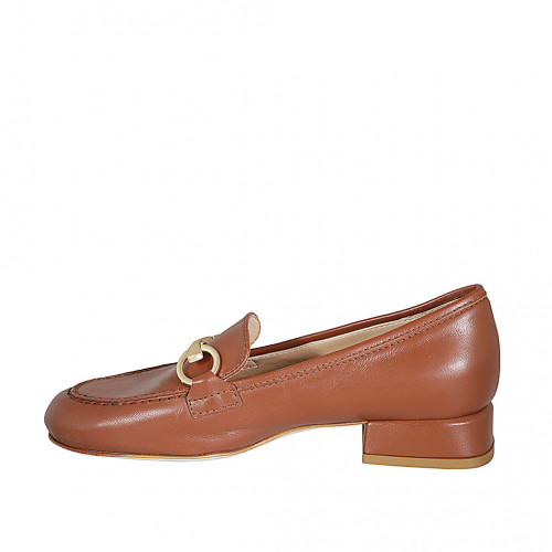 Mokassinschuh für Damen aus cognacbraunem Leder mit Accessoire mit Absatz 3
