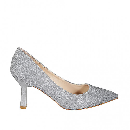 Woman's pointy pump in silver...