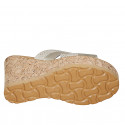 Sabot da donna in pelle laminata platino e camoscio beige stampato a pois platino con plateau e zeppa 9 - Misure disponibili: 34