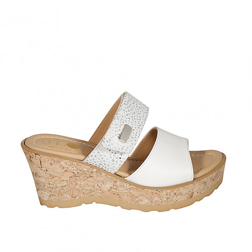 Mule para mujer con cierre en velcro en piel blanca y gamuza blanca imprimida a lunares plateados con plataforma y cuña 7 - Tallas disponibles:  32, 34