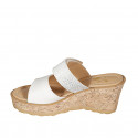 Mule para mujer con cierre en velcro en piel blanca y gamuza blanca imprimida a lunares plateados con plataforma y cuña 7 - Tallas disponibles:  34
