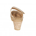Mule para mujer con cierre en velcro en piel blanca y gamuza blanca imprimida a lunares plateados con plataforma y cuña 7 - Tallas disponibles:  34