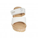 Mule para mujer con cierre en velcro en piel blanca y gamuza blanca imprimida a lunares plateados con plataforma y cuña 7 - Tallas disponibles:  34