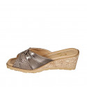 Mule pour femmes en cuir bronze foncé et daim bronze foncé avec pois imprimé talon compensé 6 - Pointures disponibles:  42, 43