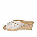 Mule pour femmes en cuir imprimé lame platine et daim beige avec pois imprimé platine talon compensé 6 - Pointures disponibles:  42, 43, 44, 45