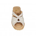 Mule pour femmes en cuir imprimé lame platine et daim beige avec pois imprimé platine talon compensé 6 - Pointures disponibles:  42, 43, 44, 45