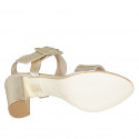 Sandale pour femmes avec boucle en cuir lamé platine talon 8 - Pointures disponibles:  32, 33, 34