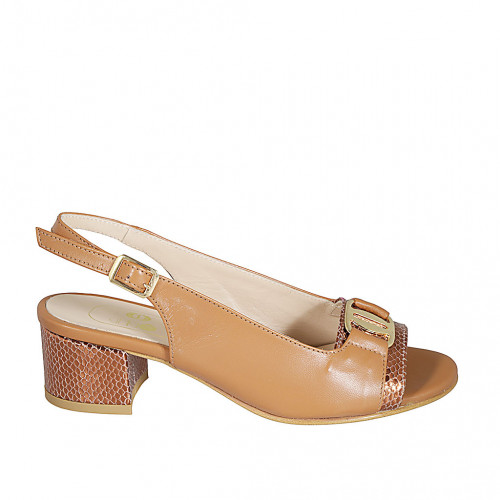 Sandale pour femmes avec accessoire en cuir cognac et cuir verni imprimé lamé cuivre talon 5 - Pointures disponibles:  32, 33, 34, 42, 43, 44, 45