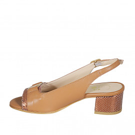 Sandalia para mujer con accesorio en piel cognac y charol estampado laminado cobrizo tacon 5 - Tallas disponibles:  32, 42, 44 2