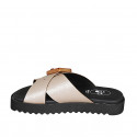 Mule para mujer con hebilla y bandas cruzadas en piel laminada rosado claro cuña 3 - Tallas disponibles:  32, 42, 43