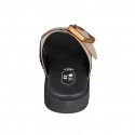 Mule para mujer con hebilla y bandas cruzadas en piel laminada rosado claro cuña 3 - Tallas disponibles:  32, 42, 43