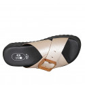 Mule para mujer con hebilla y bandas cruzadas en piel laminada rosado claro cuña 3 - Tallas disponibles:  32, 42, 43
