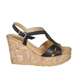 Sandale pour femmes en cuir noir avec bandes croisés plateforme et talon compensé 9 - Pointures disponibles: 32
