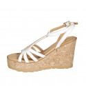Sandale avec courroie pour femmes en cuir blanc avec goujons dorés et platforme et talon compensé 9 - Pointures disponibles:  31, 33