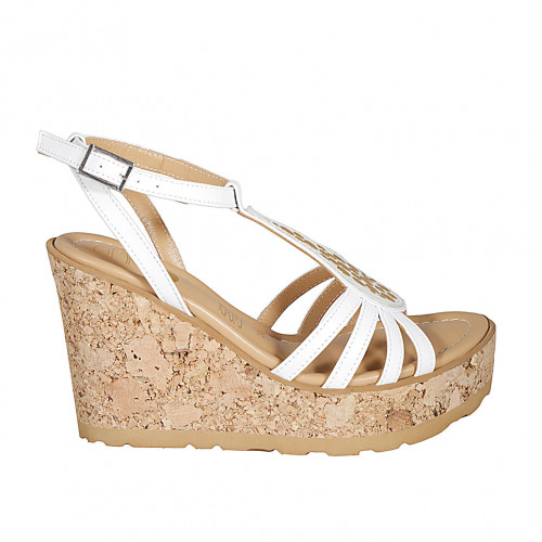 Sandale avec courroie pour femmes en cuir blanc avec goujons dorés et platforme et talon compensé 9 - Pointures disponibles:  31, 32, 33, 34