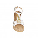 Sandale avec courroie pour femmes en cuir blanc avec goujons dorés et platforme et talon compensé 9 - Pointures disponibles:  31, 33