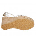 Sandale avec courroie pour femmes en cuir blanc avec goujons dorés et platforme et talon compensé 9 - Pointures disponibles:  31, 32, 33, 34