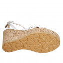 Sandale avec courroie pour femmes en cuir blanc avec goujons dorés et platforme et talon compensé 9 - Pointures disponibles:  31, 33