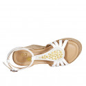 Sandale avec courroie pour femmes en cuir blanc avec goujons dorés et platforme et talon compensé 9 - Pointures disponibles:  31, 32, 33, 34