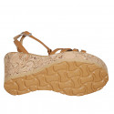 Sandale avec courroie pour femmes en cuir cognac avec goujons dorés et platforme et talon compensé 9 - Pointures disponibles:  33, 34