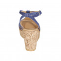 Sandale avec courroie pour femmes en daim bleu avec goujons dorés et platforme et talon compensé 9 - Pointures disponibles:  31, 32, 33, 34