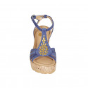 Sandale avec courroie pour femmes en daim bleu avec goujons dorés et platforme et talon compensé 9 - Pointures disponibles:  31, 32, 34