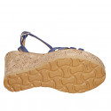 Sandale avec courroie pour femmes en daim bleu avec goujons dorés et platforme et talon compensé 9 - Pointures disponibles:  31, 32, 34